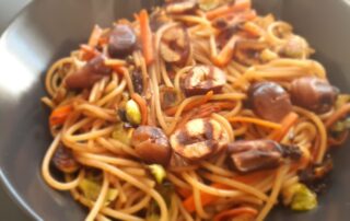 Pirított zöldséges és gesztenyés tészta tálalva