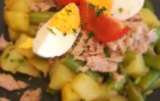 Zöldbabos tonhalsaláta tálalva