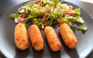 Zöldséges krokett friss salátával tálalva