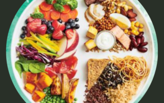 Tányér zöldségekkel, gyümölcsökkel és magvakkal